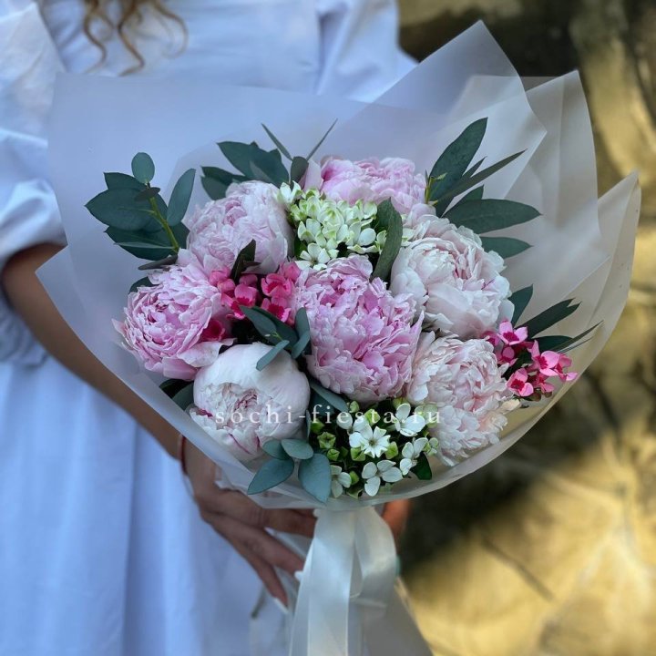 7 зефирных пионов с эвкалиптом в Ангарске