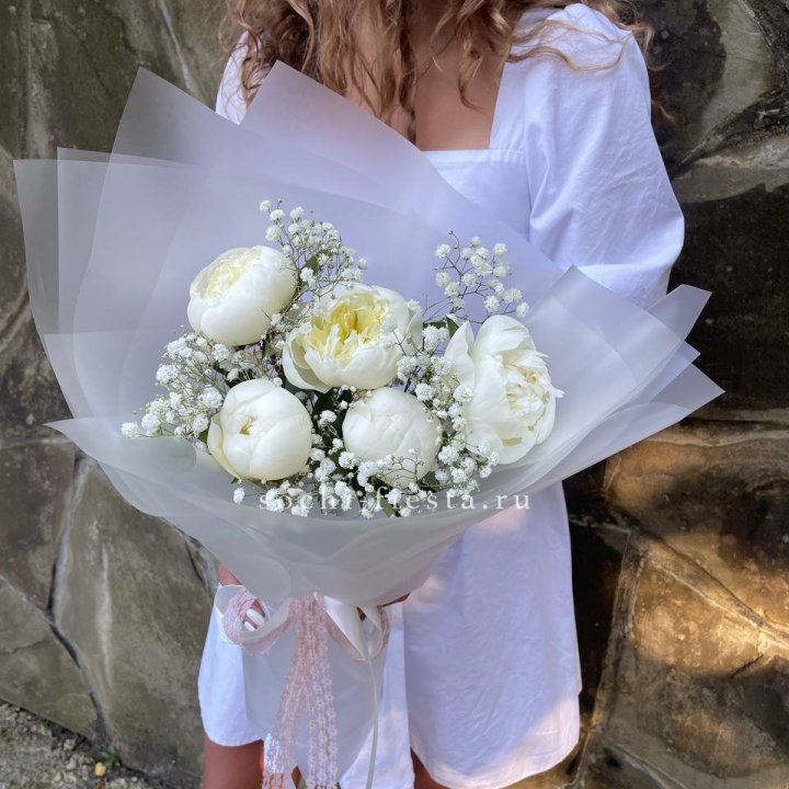 Букет белых пионов "Файв" в Ангарске