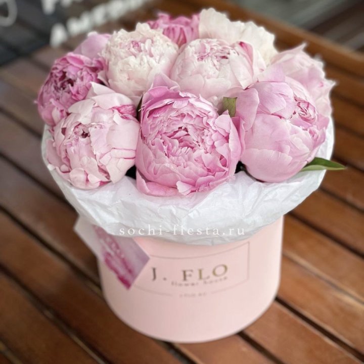 Цилиндр с пионами "Лилу" в Ангарске