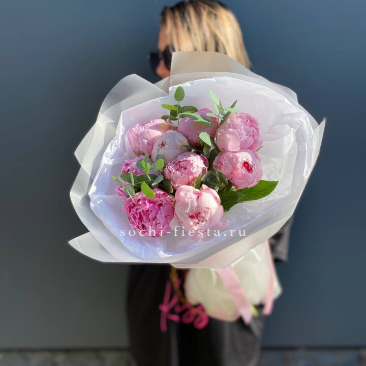 9 пионов с эвкалиптом в Ангарске