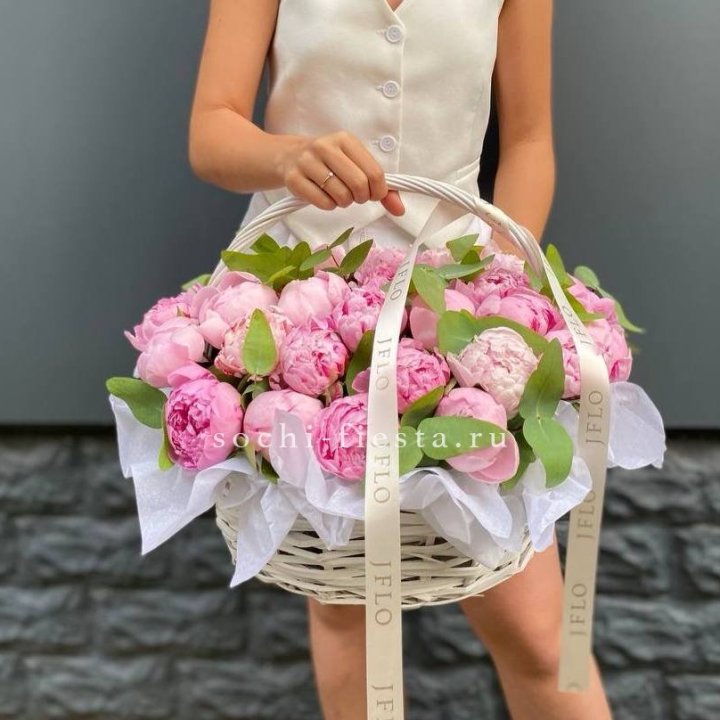 29 пионов в корзине в Ангарске