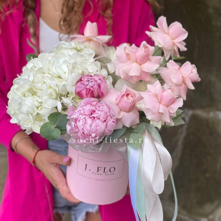 Цилиндр с пионами "Алисия" в Ангарске