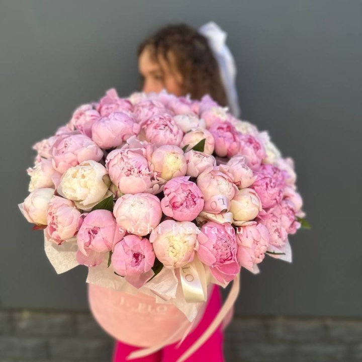 51 нежных пионов  в цилиндре в Ангарске