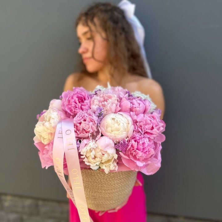 15 пионов в джутовом кашпо в Ангарске