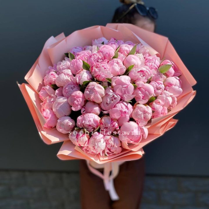 Нежный букет 51 пионов  в Ангарске