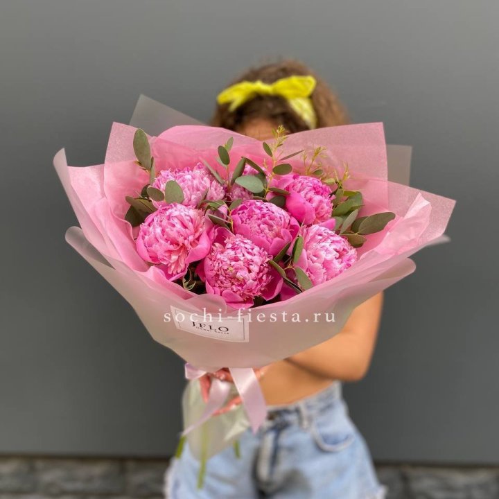 7 ярких пионов в оформлении в Ангарске
