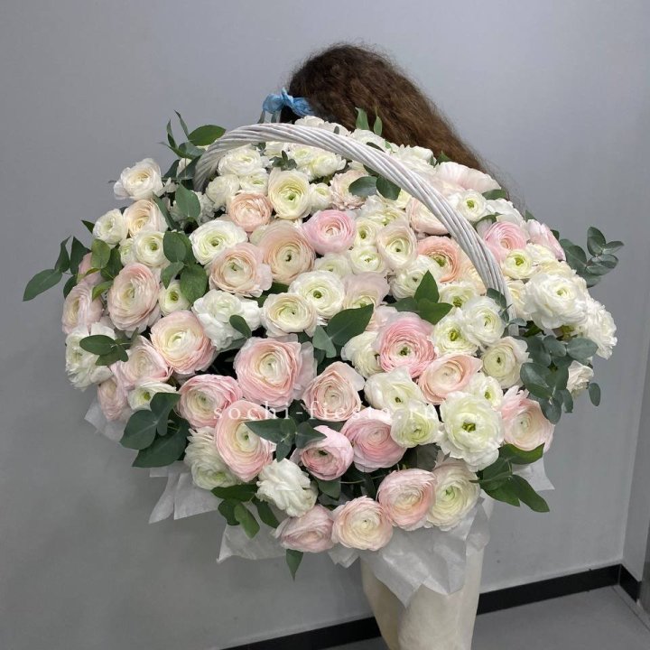 Ранункулюсы в корзине в Ангарске