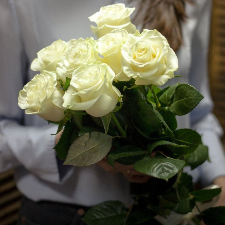 7 белых роз в Ангарске