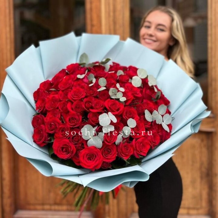 101 красная роза с эвкалиптом в Ангарске