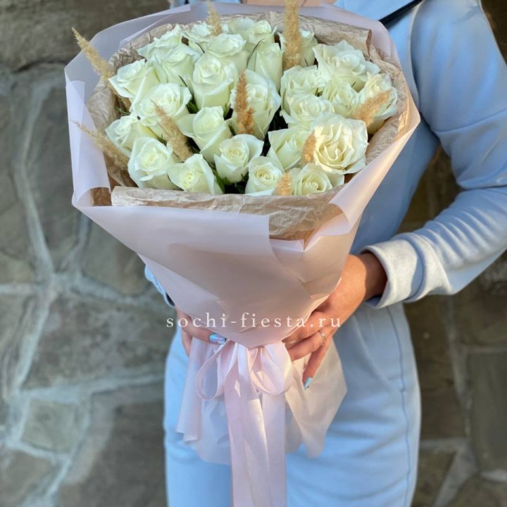 25 белых роз с сухоцветами в Ангарске