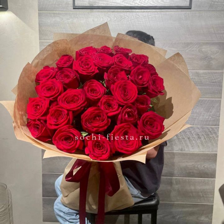 37 красных роз в крафте в Ангарске