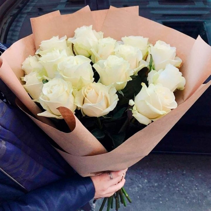 15 белых роз "Крафт" в Ангарске