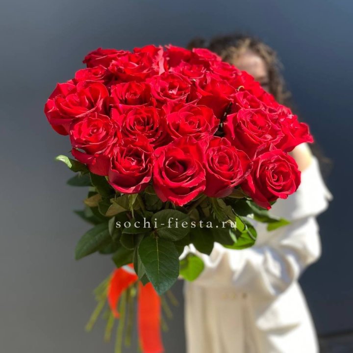 25 высоких красных роз в Ангарске