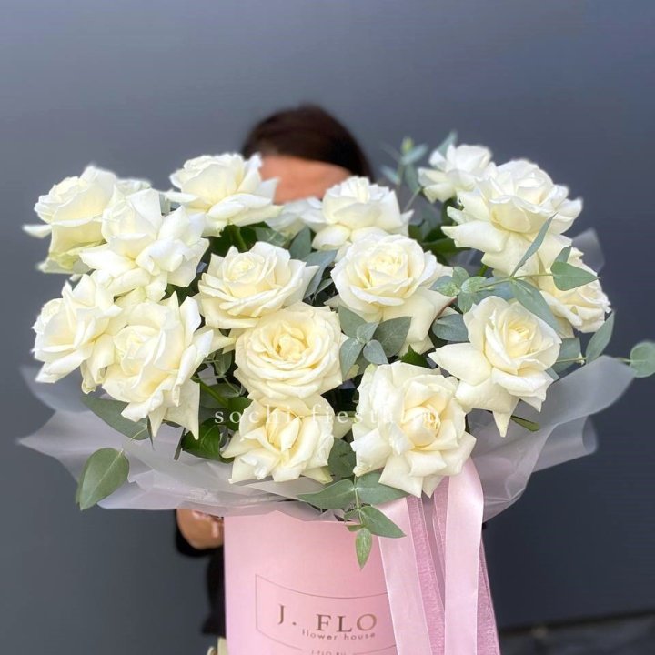 17 Французских белых роз в боксе в Ангарске