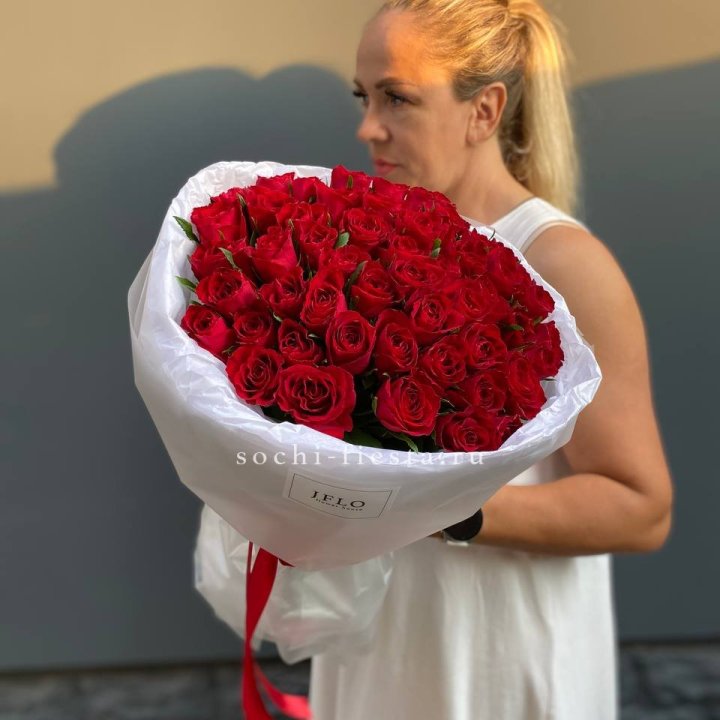 51 роза мадам ред в нежном оформлении в Ангарске