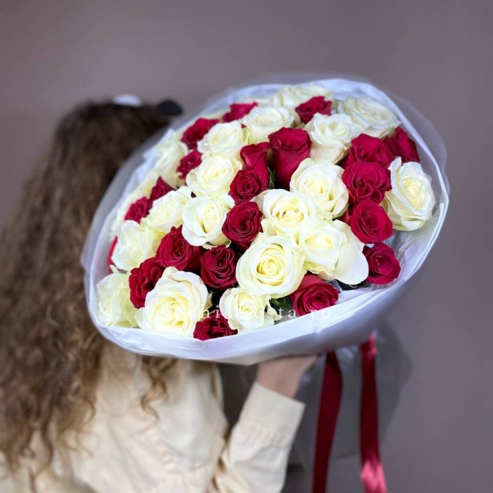 Букет из красных белых 45 роз в Ангарске