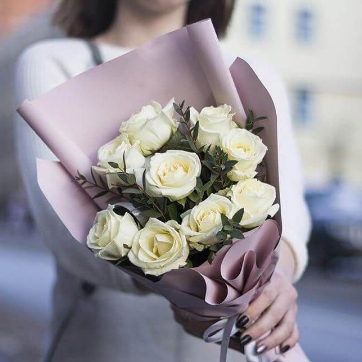 9 белых  роз "Минт" в Ангарске
