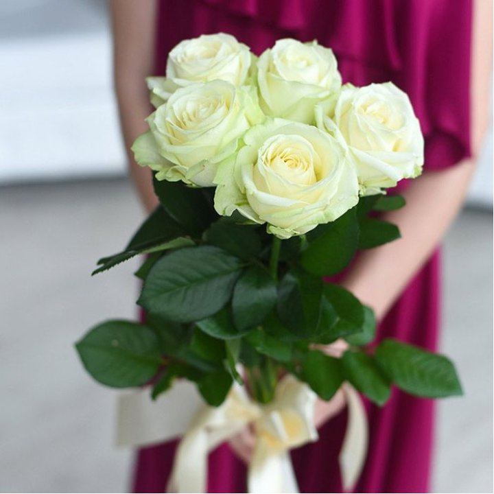 5 белых роз в Ангарске