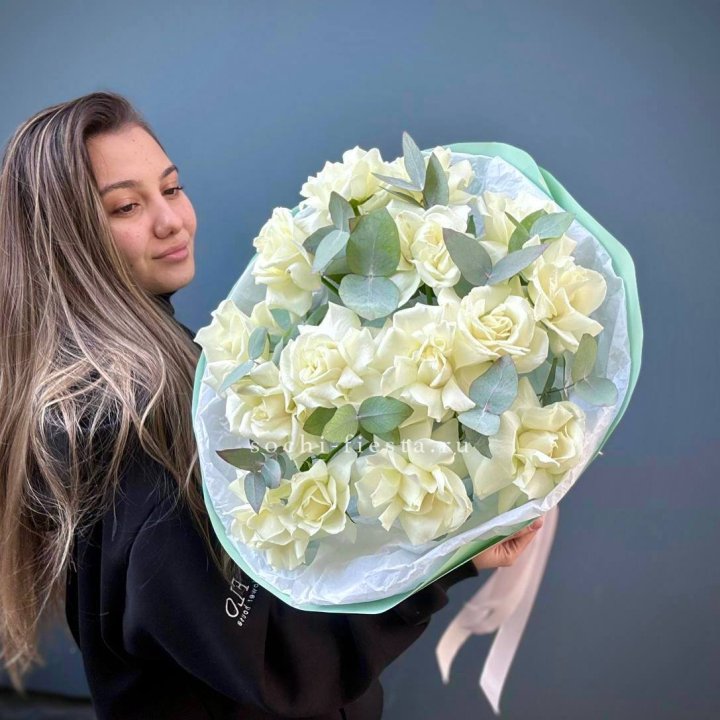 15 Белых французских роз "Ноте бьянка" в Ангарске