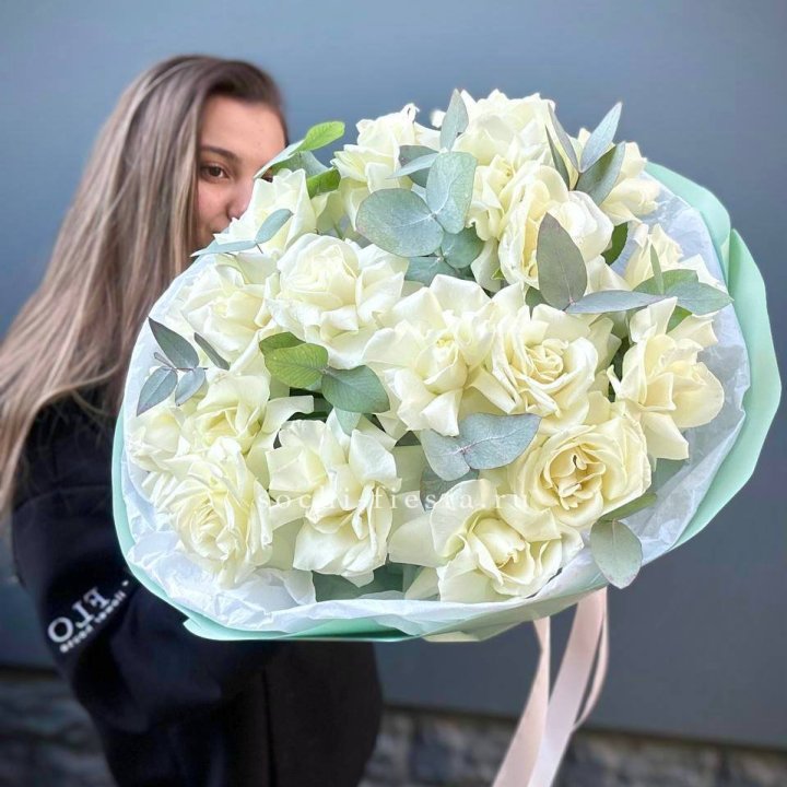 19 Белых французских роз "Ноте бьянке" в Ангарске