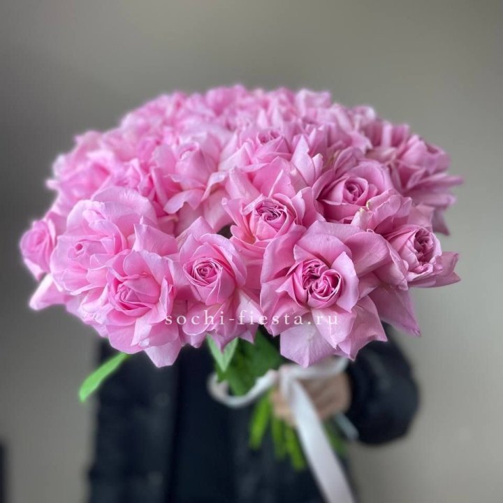 25 розовых французских роз в Ангарске