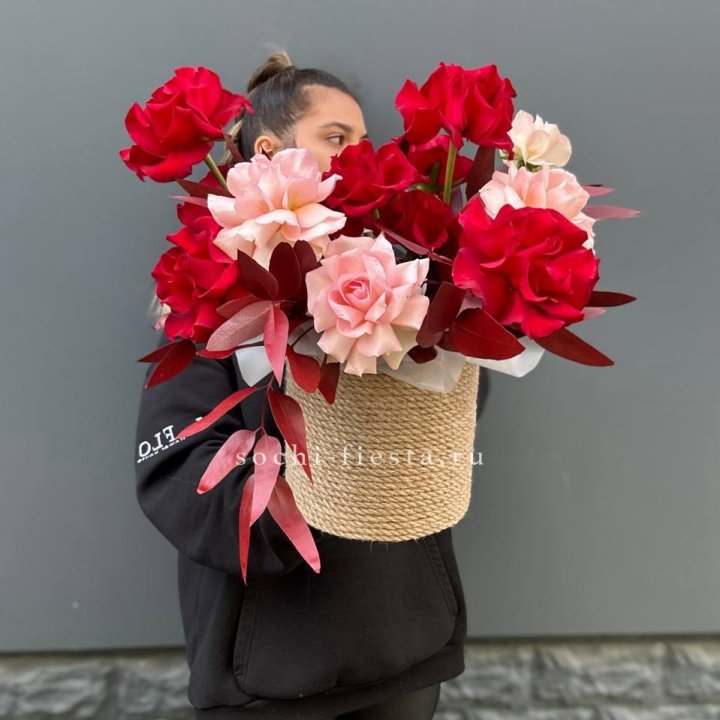 15 Французских роз в джутовом кашпо в Ангарске