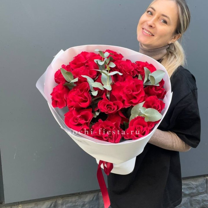 17 Красных французских роз в Ангарске
