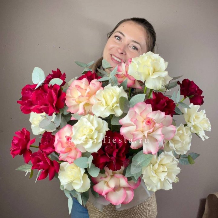 35 французских роз микс в джутовом боксе в Ангарске