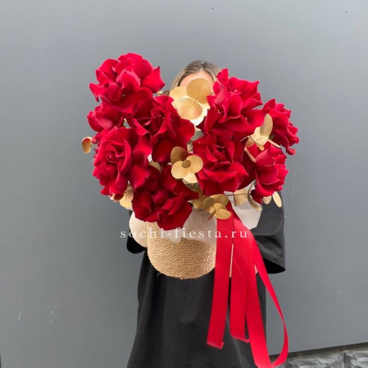 Красные французские розы в джутовом кашпо в Ангарске