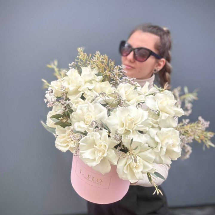 17 Французских белых роз в коробке Афина в Ангарске