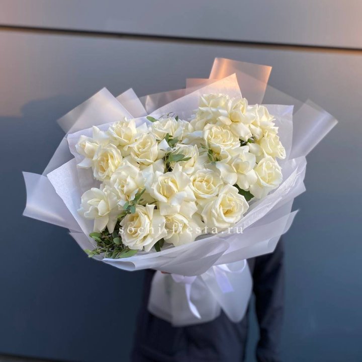 Пышный букет из белых роз в Ангарске