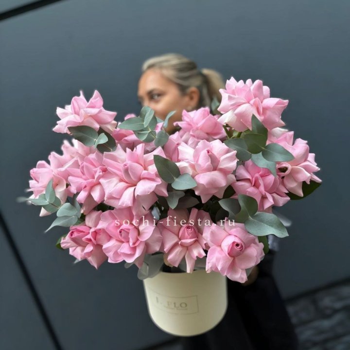 17 Розовых французских роз в боксе в Ангарске