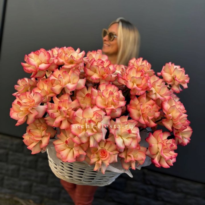 45 французских роз Джумилия в корзине в Ангарске