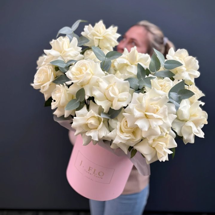 25 Французских белых роз в боксе в Ангарске