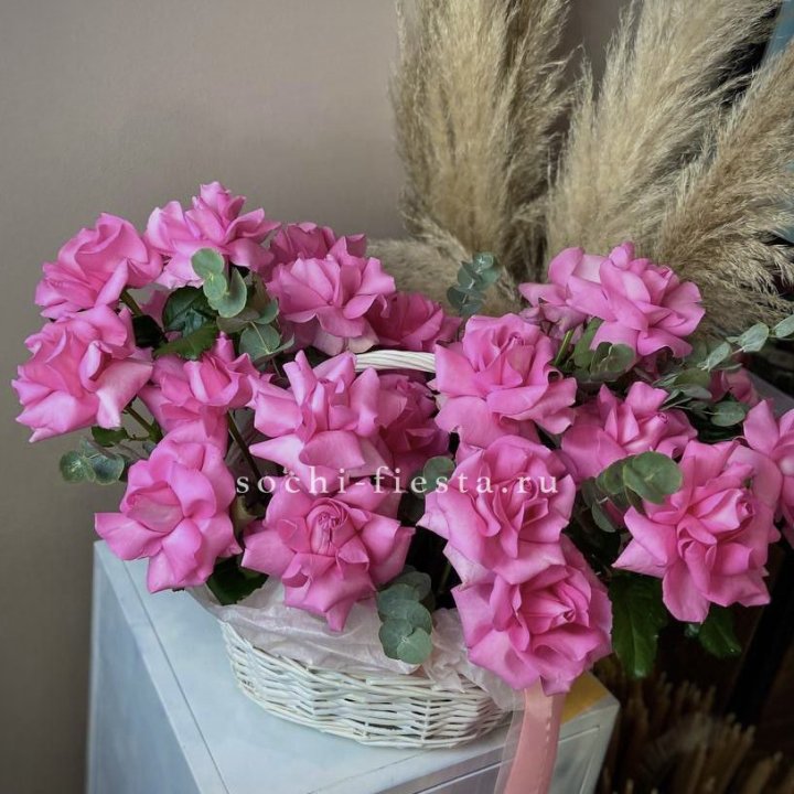 25 роз в цветочной корзине Пинк в Ангарске
