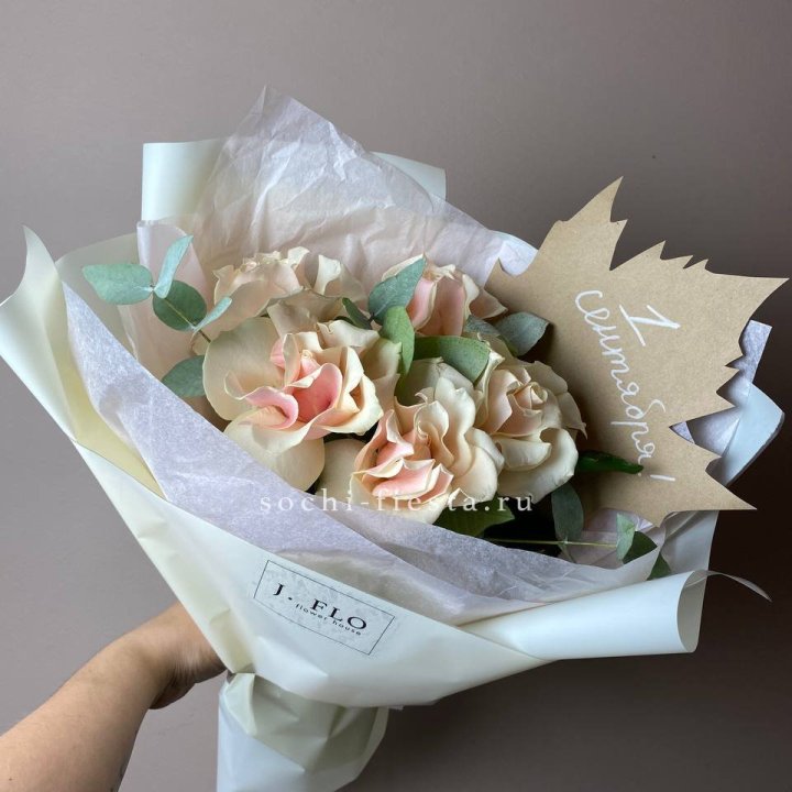 Букет кремовых роз к дню знаний в Ангарске