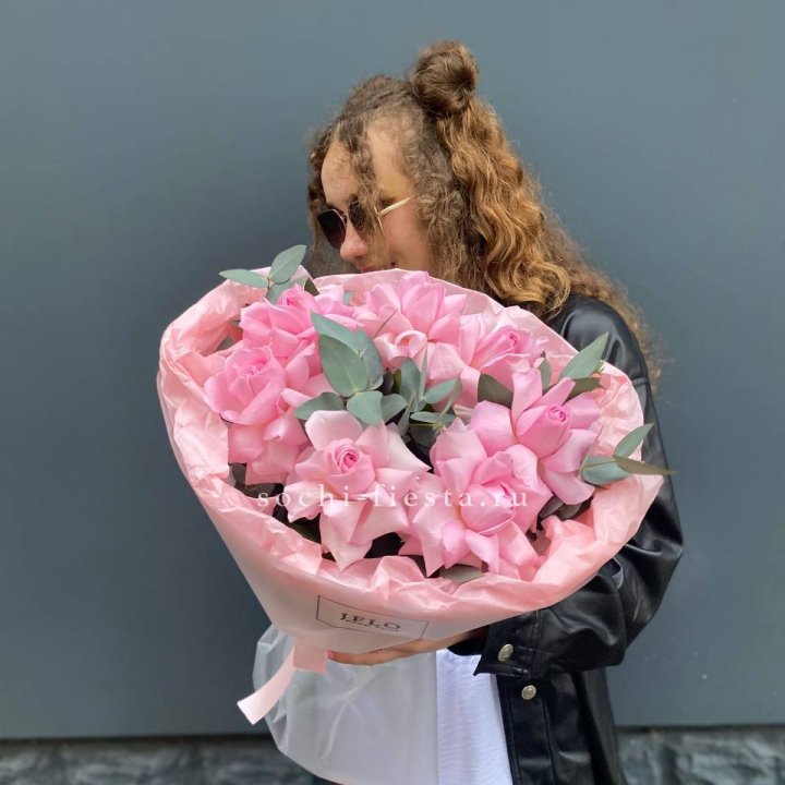 7 розовых роз в Ангарске