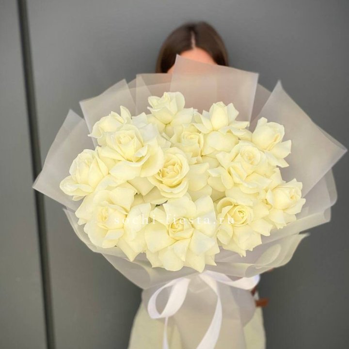 13 белых роз в Ангарске