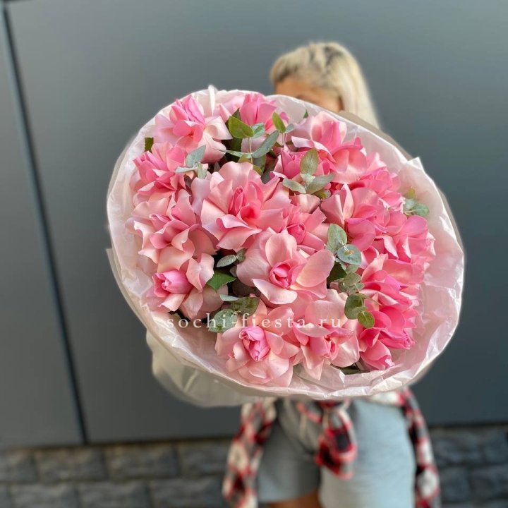 17 розовых роз в Ангарске