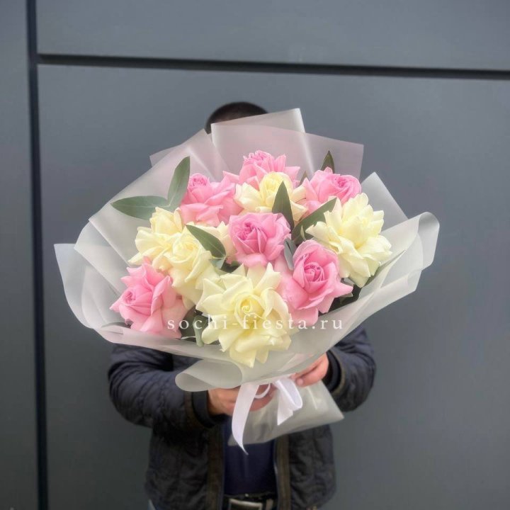 11 бело-розовых роз в Ангарске