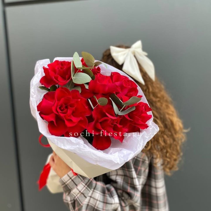 7 красных французских роз в Ангарске