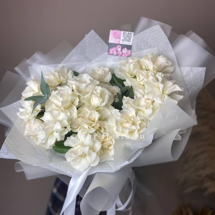 21 французских роз с эвкалиптом в Ангарске