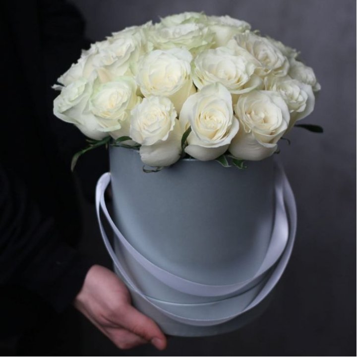 15 белых роз в цилиндре в Ангарске