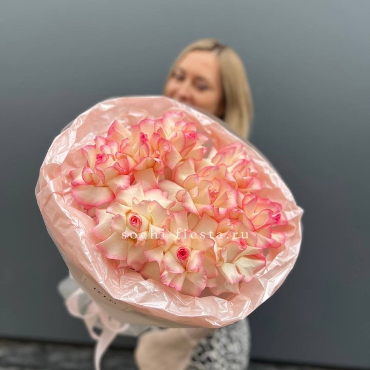 9 французских роз Джумилия в нежном оформлении в Ангарске