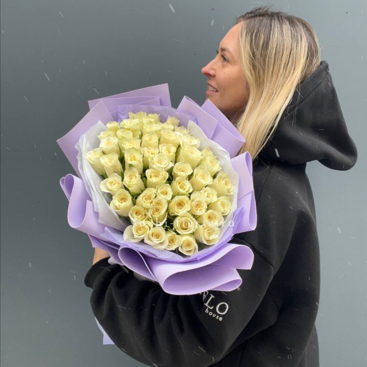 51 белая кенийская роза в оформлении в Ангарске