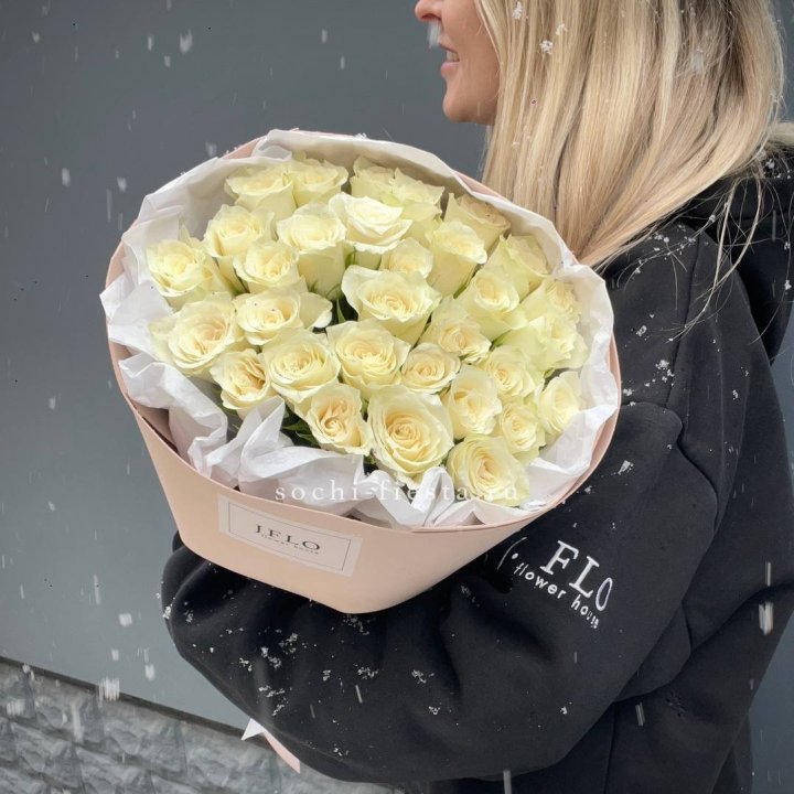 31 белая роза в оформлении в Ангарске