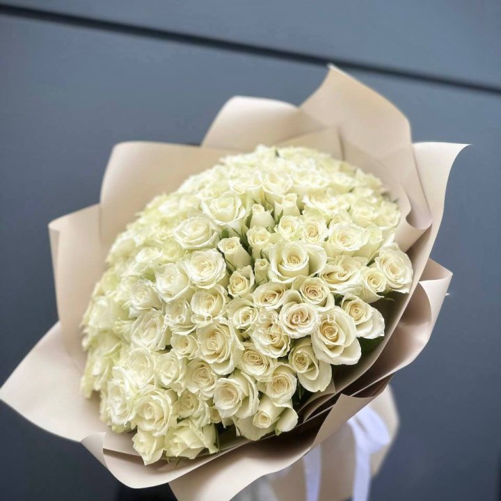 101 белая роза Атена в Ангарске