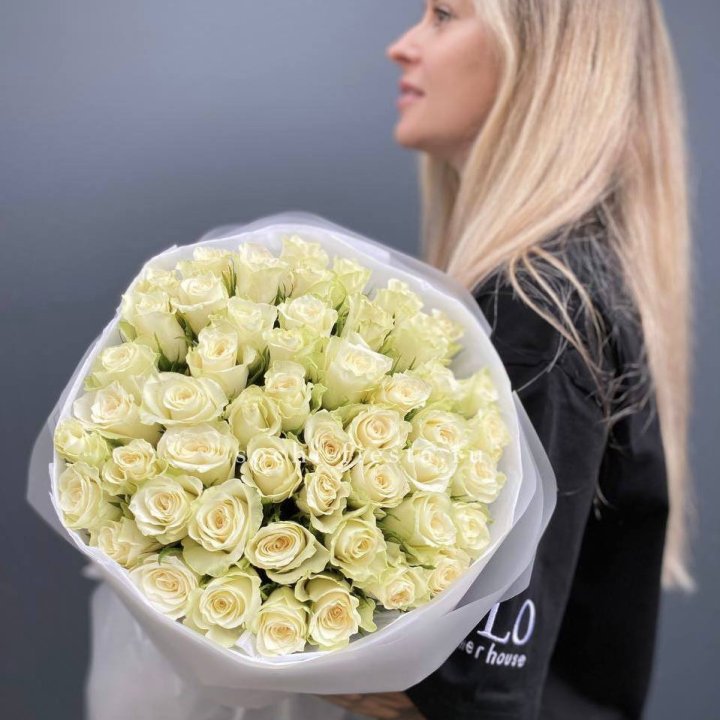 Воздушный букет из 51 белой кенийской розы в Ангарске