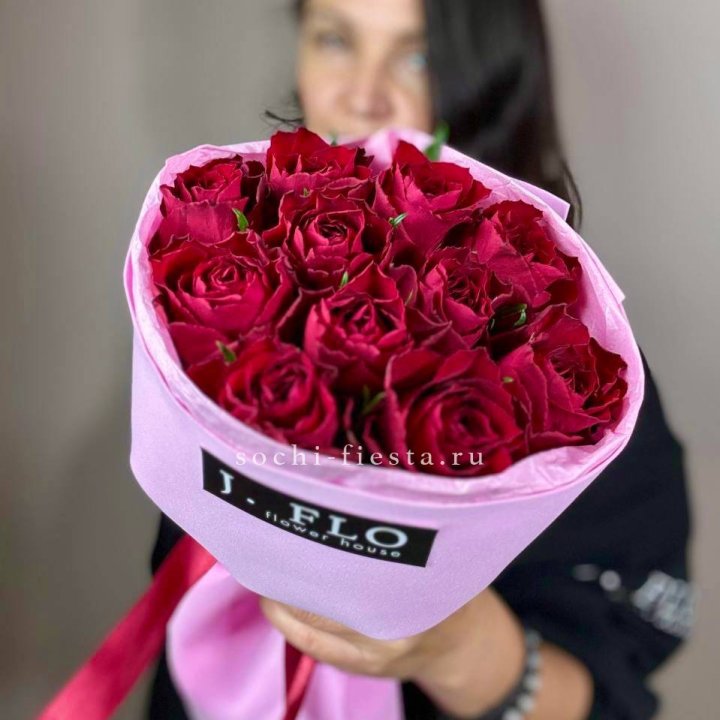 11 красных роз мадам ред в Ангарске