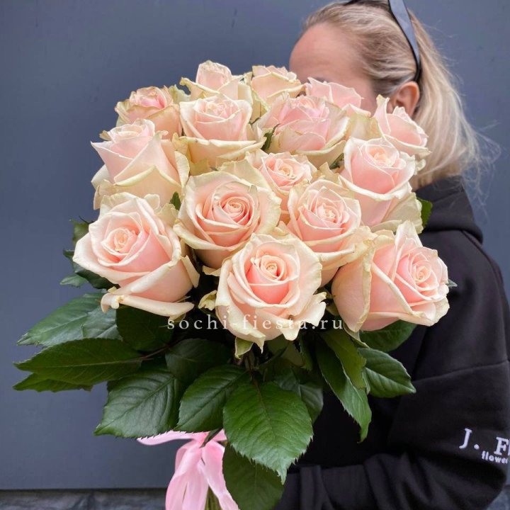 15  кремовых высоких роз в Ангарске